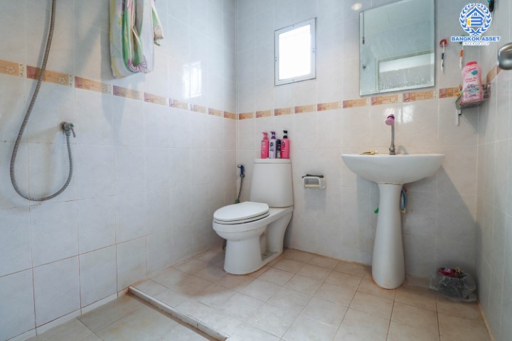 *****บ้านเดี่ยวมือสองย่านนนทบุรี ม.บางกอกการ์เด้นท์ กาญจนาภิเษก บนเนื้อที่ 51 ตร.ว. ฟังก์ชันครบจัดเต็ม 3 ห้องนอน 3 ห้องน้ำ จอดรถ 2 คัน บ้านสวยพร้อมอยู่ บรรยากาศร่มรื่น สงบ บนทำเลที่ดี เดินทางสะดวก ใกล้เซ็นทรัลเวสต์เกต และทางด่วนศรีรัช เพียงไม่กี่นาถึงถึง รถไฟฟ้าสถานี "ตลาดบางใหญ่" พร้อมราคาสุดพิเศษ!